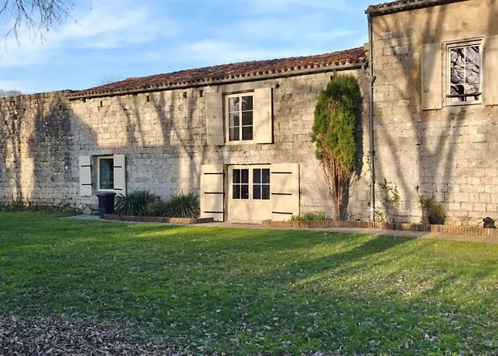 A L'aise - D'hotes A לינה וארוחת בוקר 3*