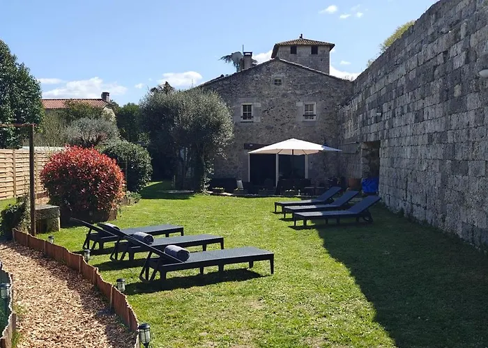 A L'aise - D'hotes A לינה וארוחת בוקר 3*